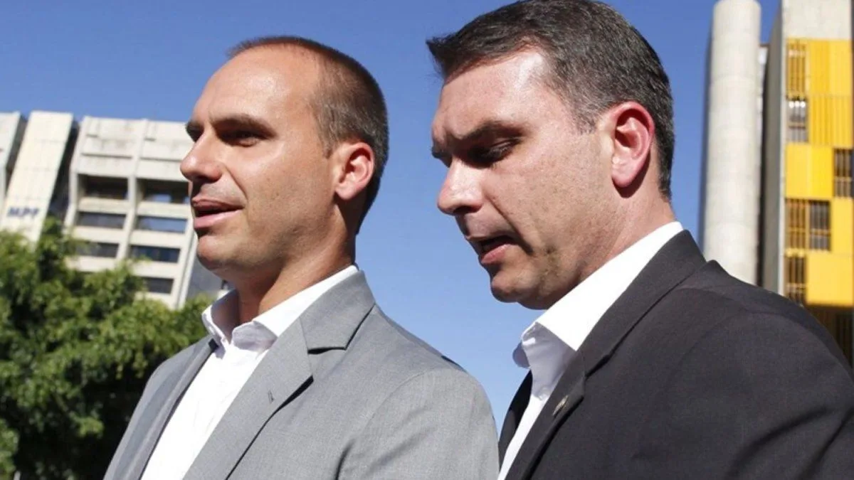Brasil ordena detener al hermano de Flavio Bolsonaro en plena campaña para el balotaje