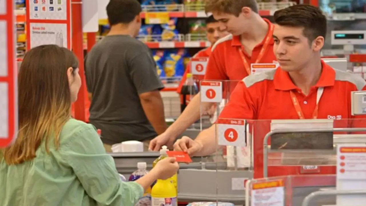 Cómo cambia el salario de Empleados de Comercio desde abril y el efecto en las horas extras