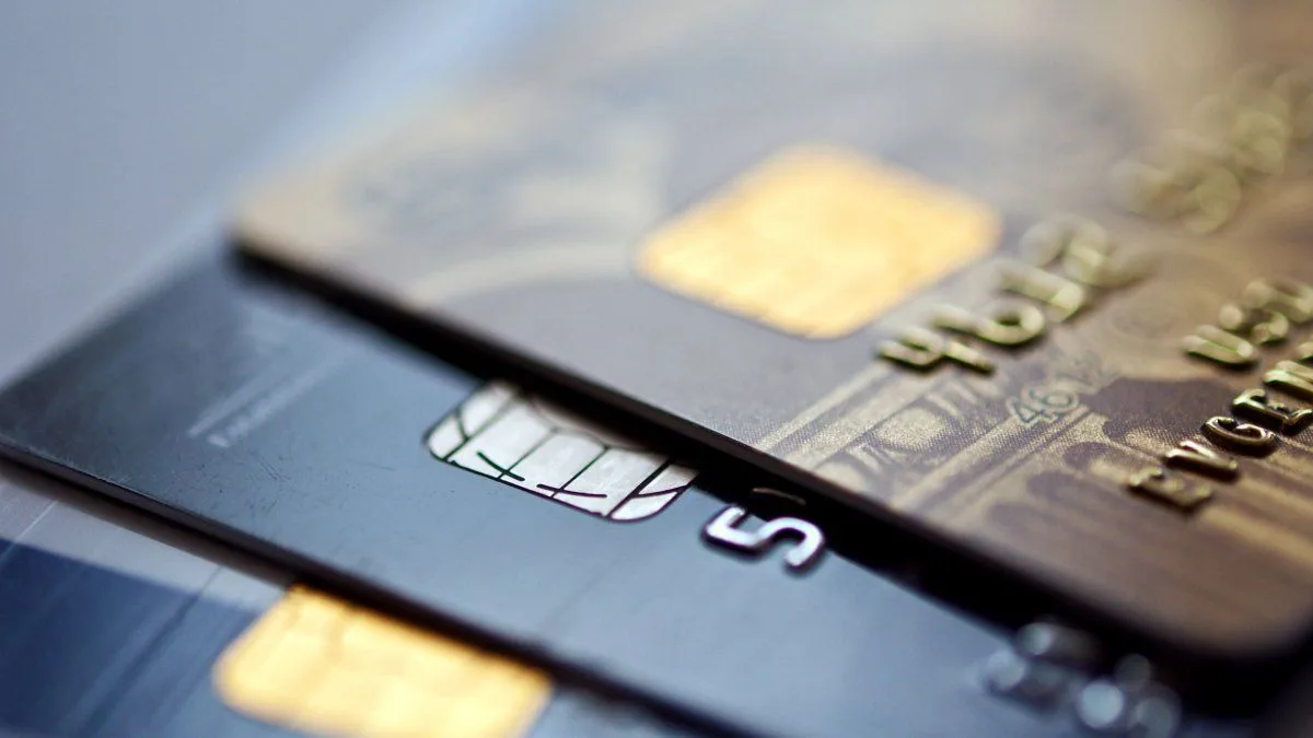 El crédito a familias sigue retraído mientras las empresas y el dólar avanzan