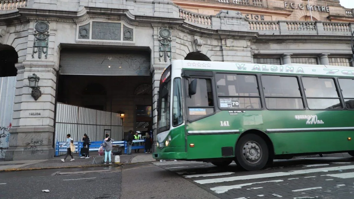 El Gobierno inicia subas escalonadas en colectivos y trenes: impacto y alternativas