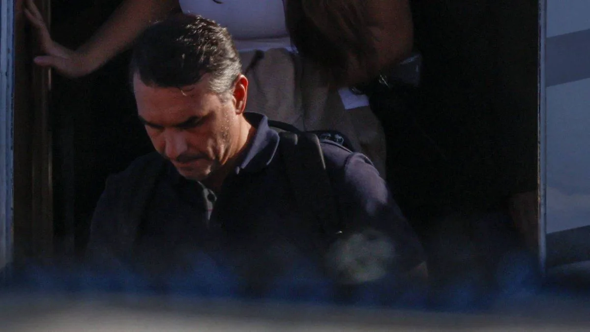 Flávio Bolsonaro reapareció y justificó su fuga: "Perdí frente al sistema"