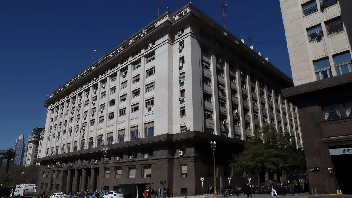 Tesoro enfrenta $7,9 billones en abril y busca estirar plazos y atraer dólares