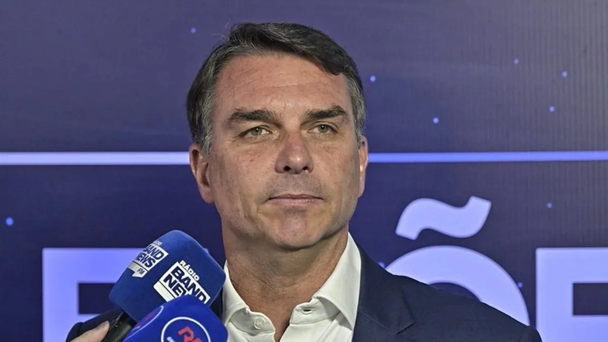 Investigan si Flávio Bolsonaro se fugó a la Argentina para viajar a EE.UU.