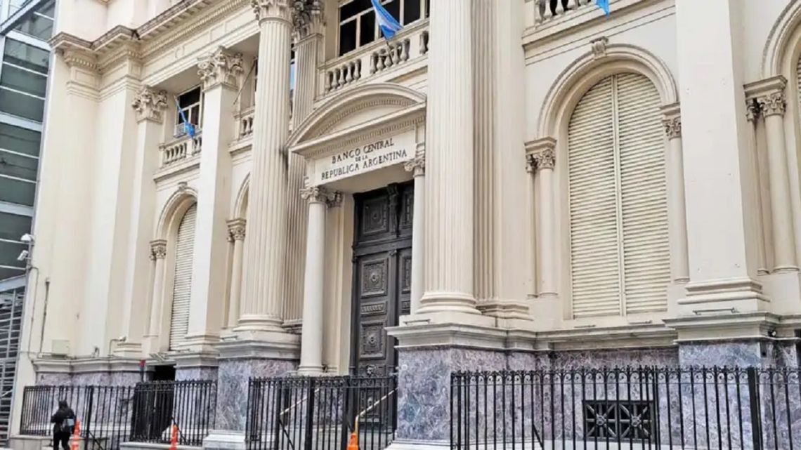 BCRA compró US$7.155 millones en el cuatrimestre, pero las reservas netas siguen bajo presión
