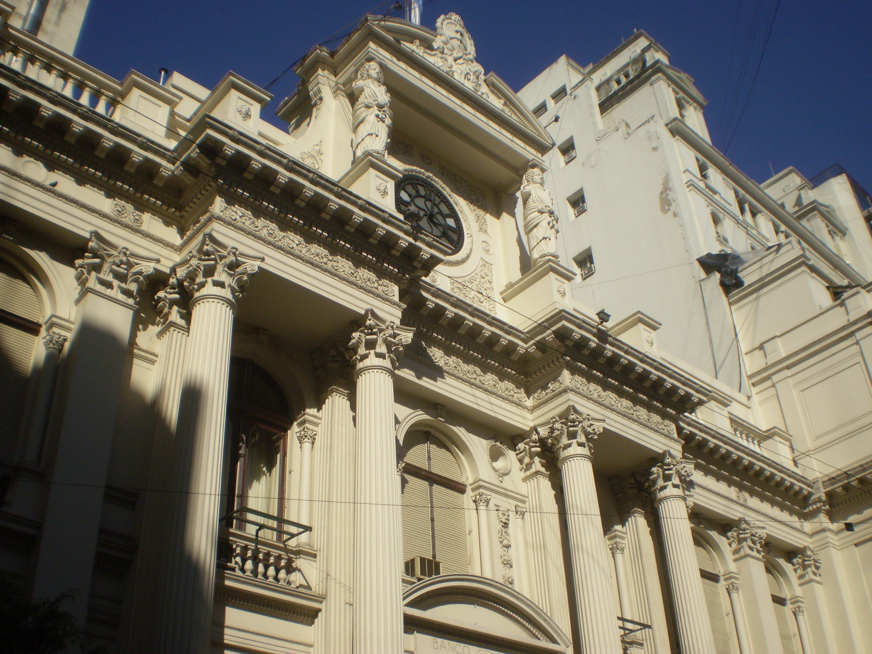 Fachada de la sede del Banco Central de la República Argenina, parte superior