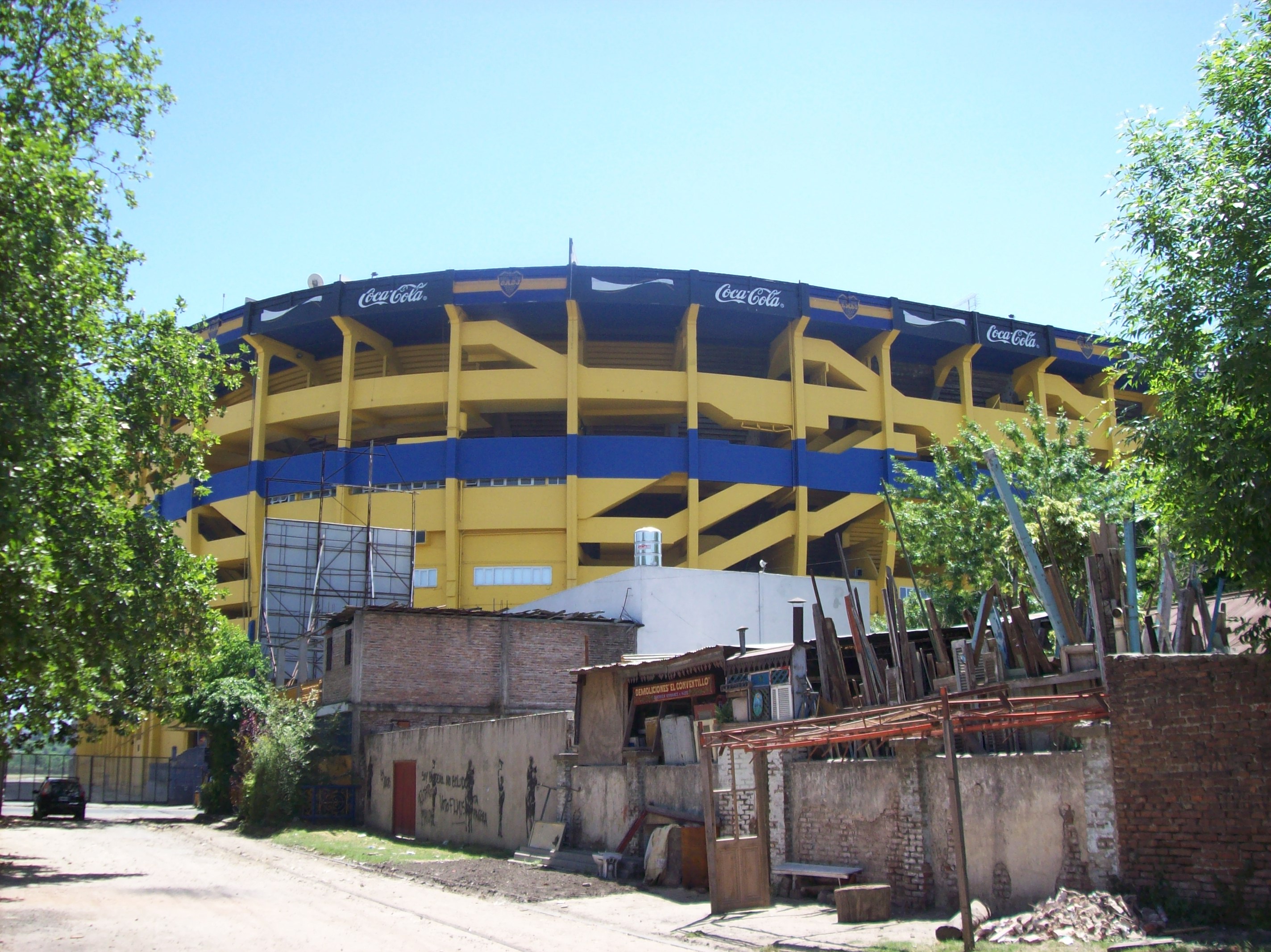 Estadio Boca Juniors desde las vías de carga del Ferrocarril General Roca, en el barrio de La Boca, Buenos Aires, Argentina.