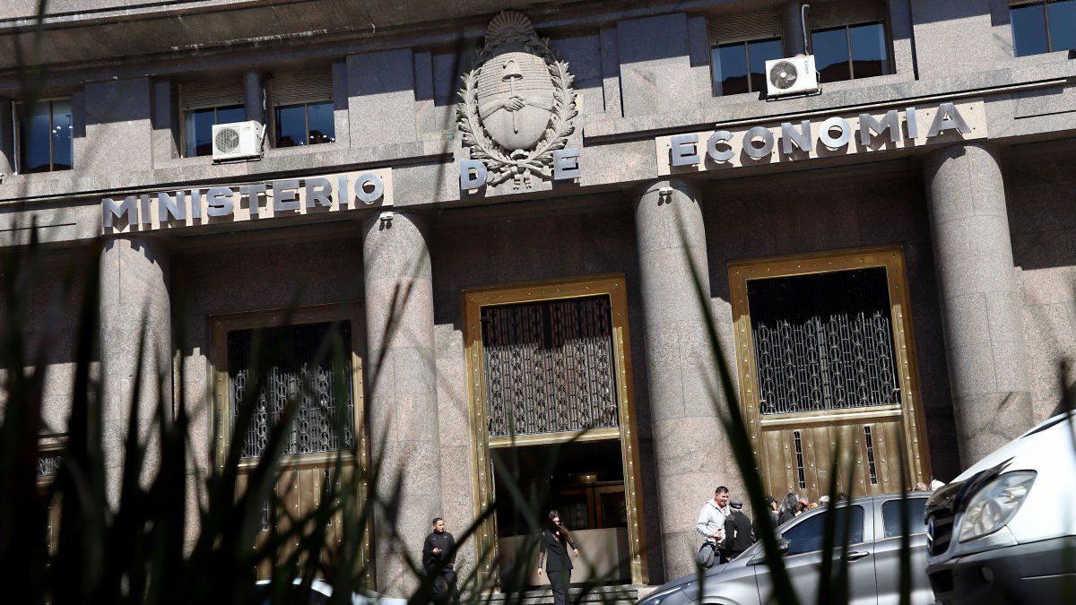 Deuda en pesos: vencimientos por $6,9 billones en mayo y la apuesta por estirar plazos