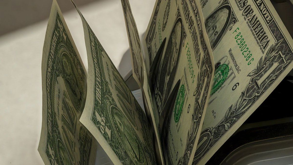Dólar blue a $1.410: brechas bajas pero persisten riesgos de fondo