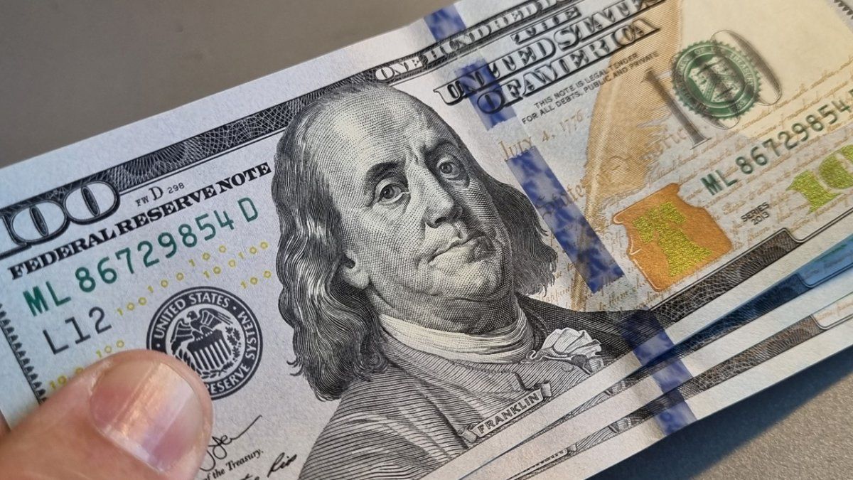 Dólar oficial baja mientras el mercado espera el nuevo REM
