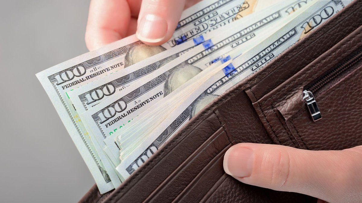 El dólar blue cae a $1.410 y la brecha se comprime tras marzo con oferta de dólares