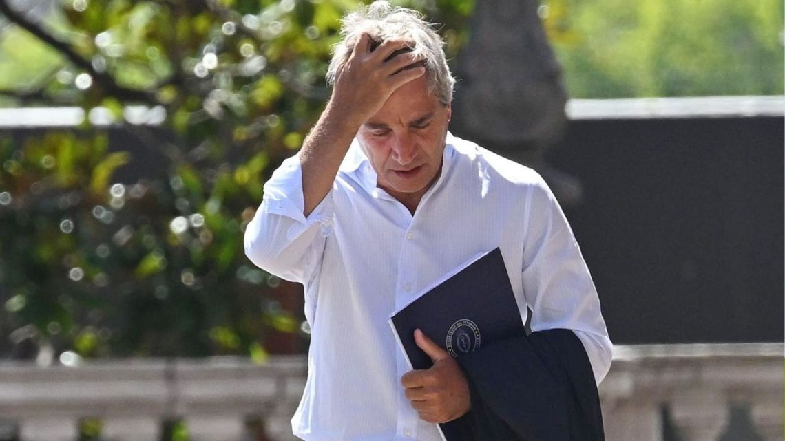 El espejismo del dólar quieto: calma macro, crisis micro por endeudamiento