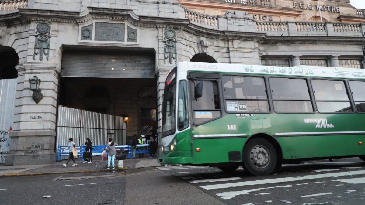 El Gobierno inicia subas escalonadas en colectivos y trenes: impacto y alternativas