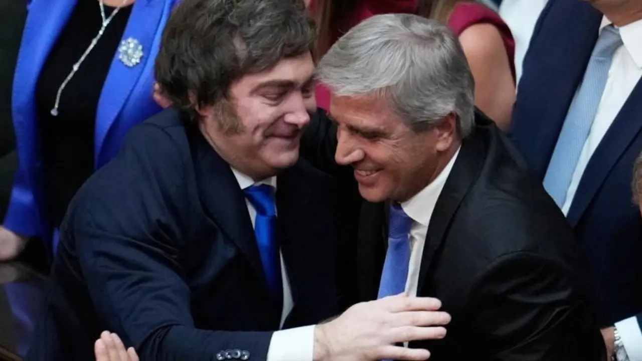 Fitch sube a B- la deuda argentina: qué significa y qué falta