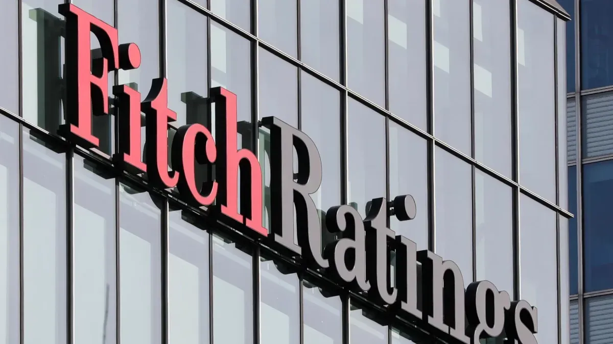 Fitch sube a B-: reconocimiento de reformas y reservas, pero persisten riesgos