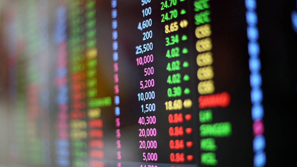 Fitch sube a B-; reservas y bonos reaccionan pero la mejora sigue condicionada