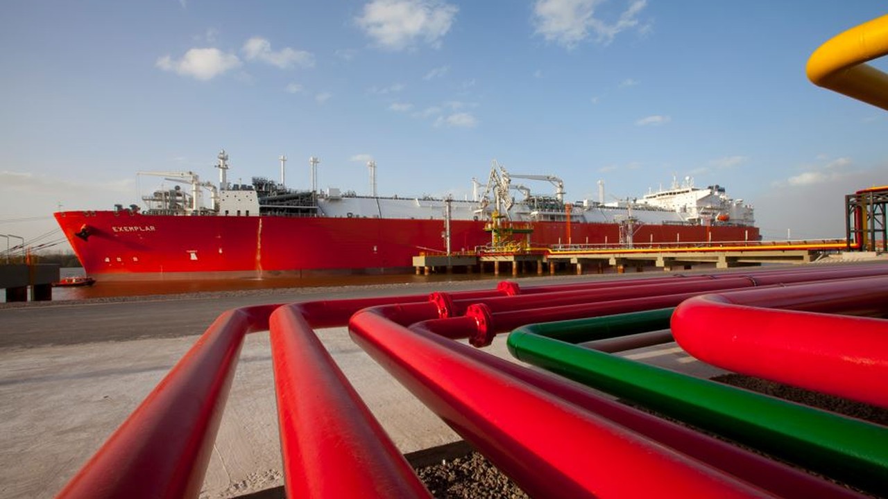 Gobierno frena privatización del GNL y Enarsa asumirá la operatoria invernal