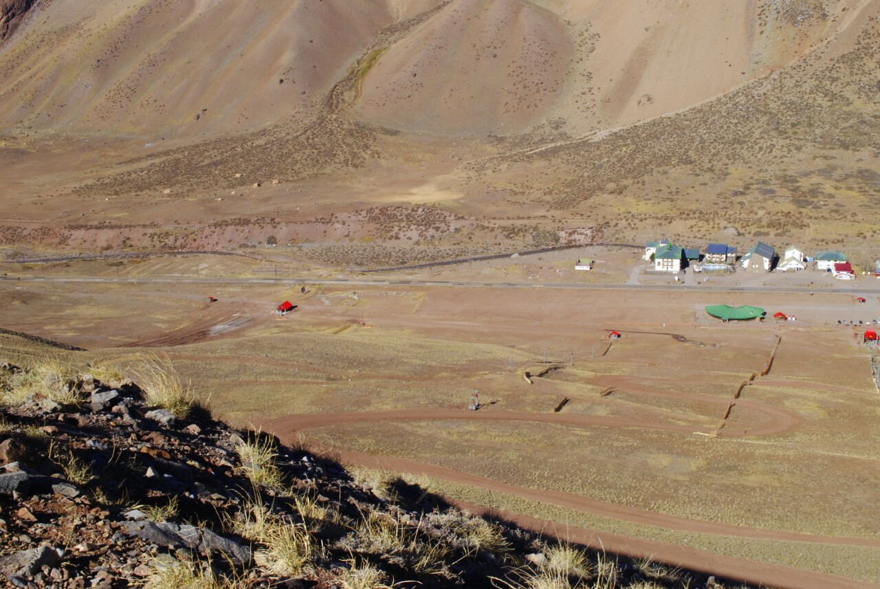 Do alto, o vale, as casas, as coisas.