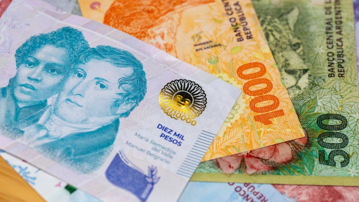 Ingreso disponible se contrajo 0,4% en marzo y acumula una pérdida del 12%