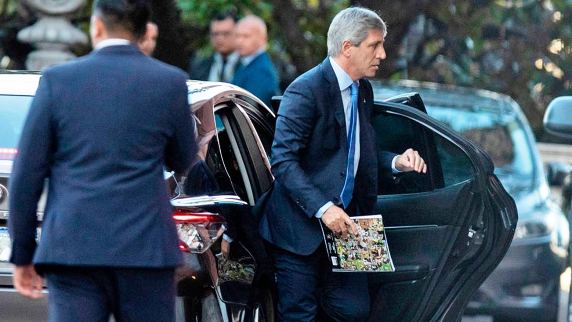 Menor crecimiento obliga a más ajuste: la recaudación podría caer hasta $2,5 billones