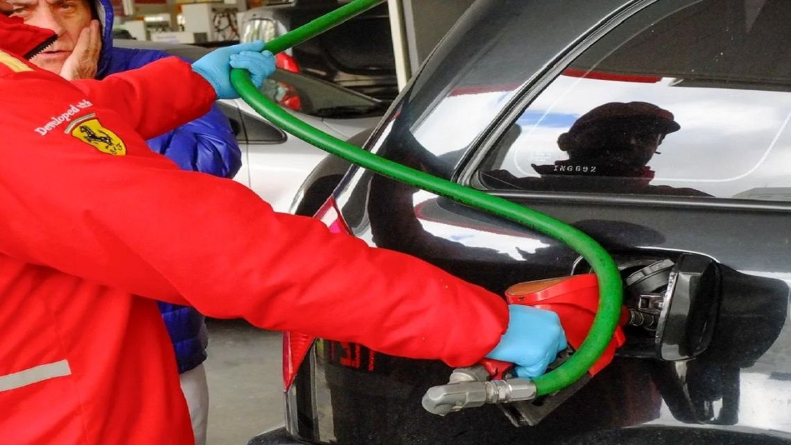 Nafta en CABA: subas, precios actuales y qué hacer con tus ahorros