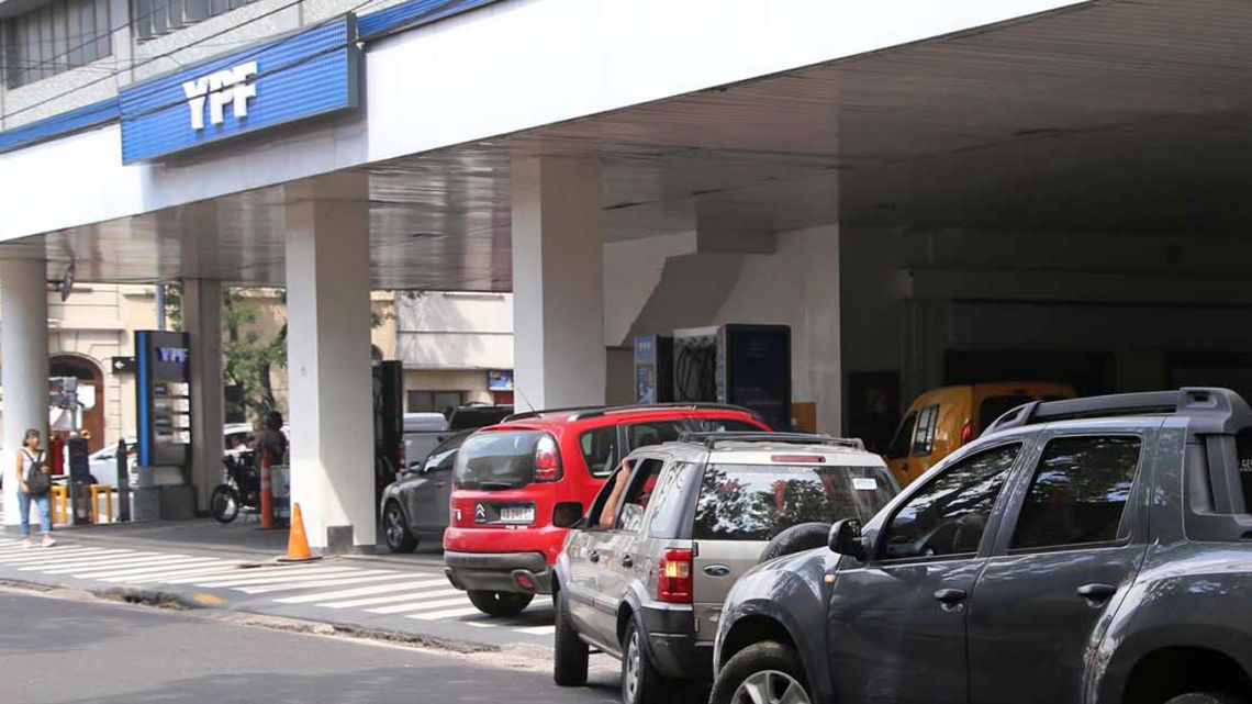 Naftas en CABA rozan los $2.000: qué significa para hogares y empresas