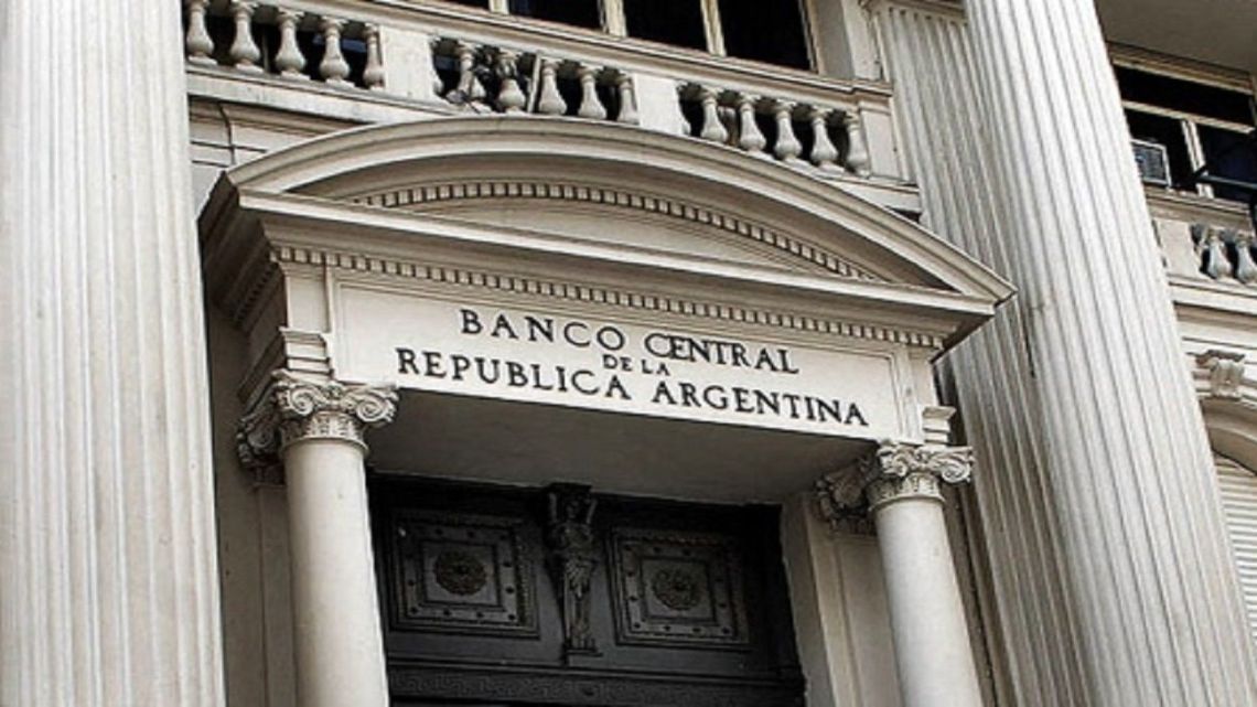 Ojo con las reservas: compran dólares pero no se acumulan
