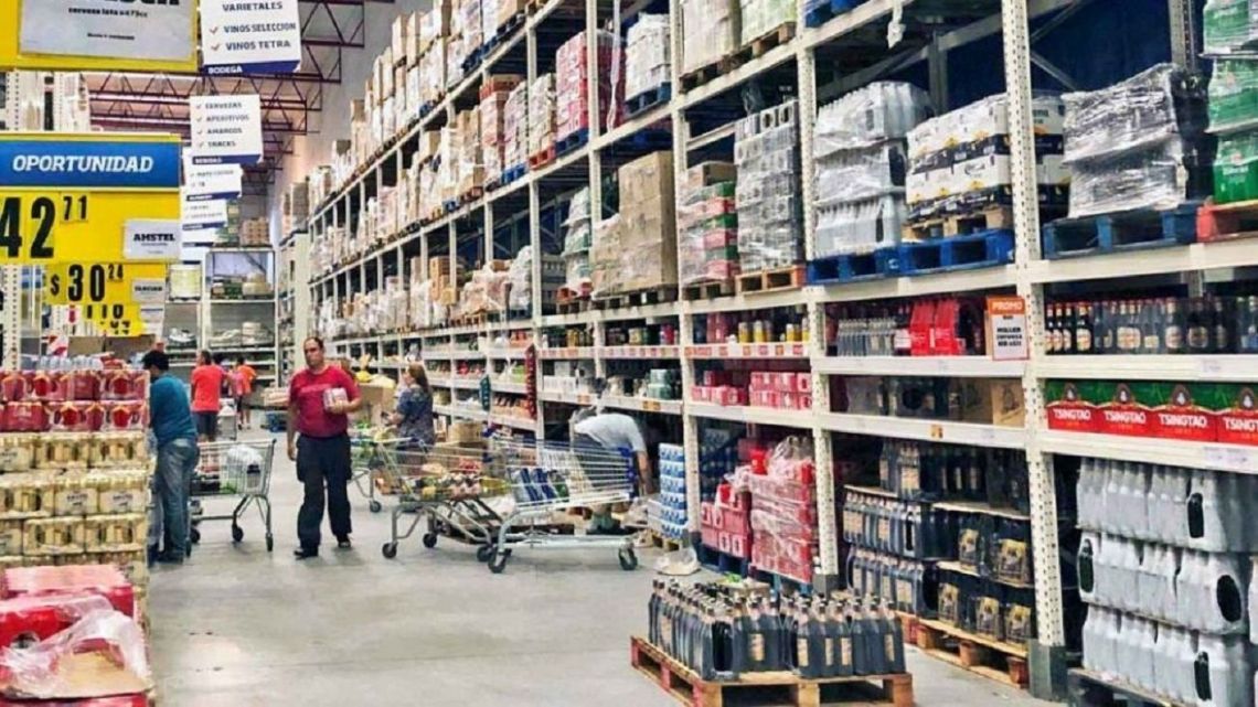 Ventas en mayoristas y supermercados volvieron a caer en marzo, según el INDEC